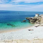 Near Sea, Apartament